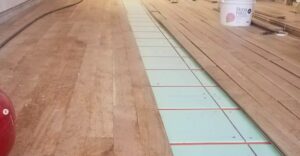 Heating lines in the subfloor under hardwood floor